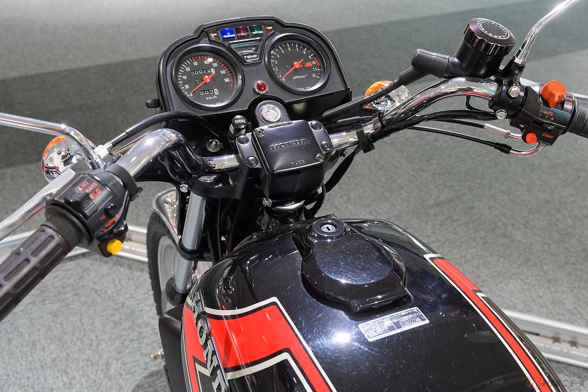 2眼のメーターに水温計を装備。来たるべき1980年代へ、ホンダ車のデザインの息吹を感じる