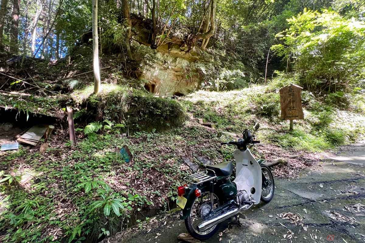 「北野神社」（千本城址）入口には小さな洞穴がある。君津市市役所に訪ねてみたものの、何のための穴かは不明だった
