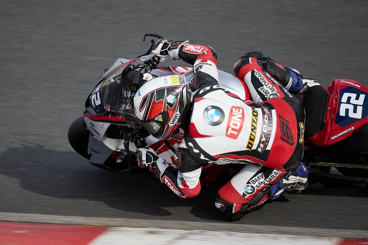 全日本ロードレース選手権第6戦でオートポリスを走る石塚健選手