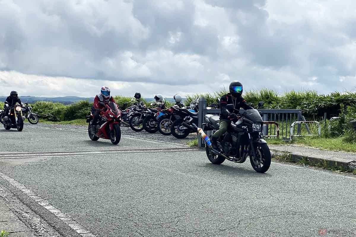 平地でもバイクを駐車する際は1速で停める癖を付けておくとよい