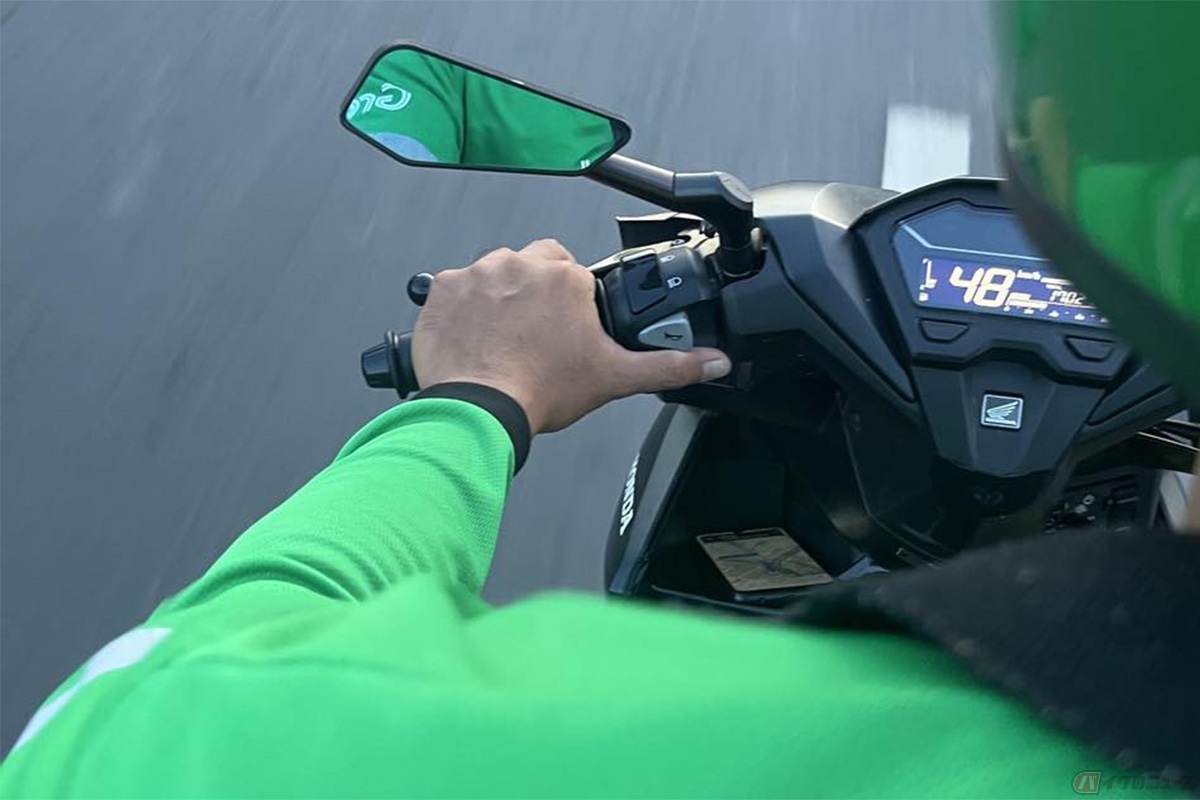 みんなこうやって常にホーンに指を添えている