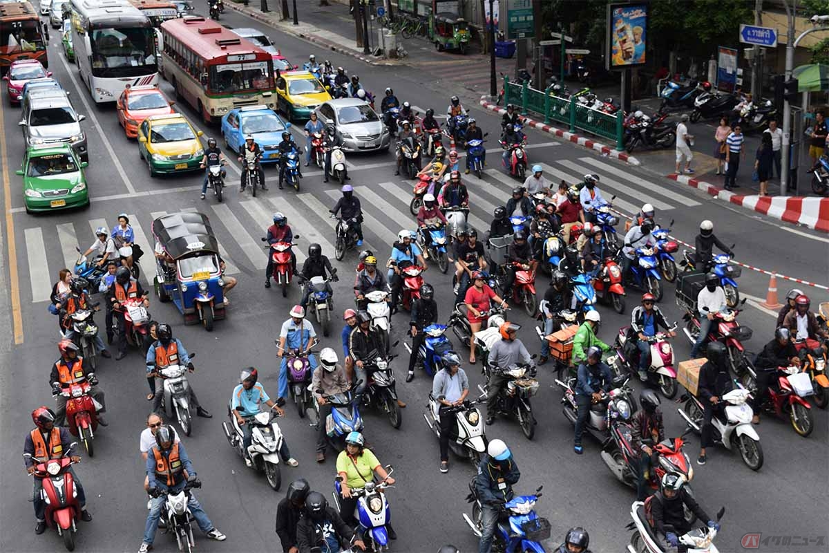 タイは渋滞時には反対車線を走行できるようになる。