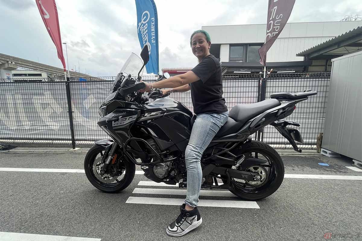 カワサキ「ヴェルシス1000」の足つき(身長170cm)