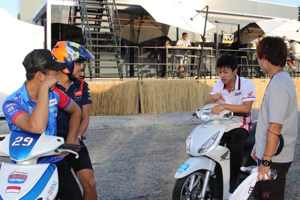 MotoGPに参戦する日本人ライダー達と談笑する石塚健選手