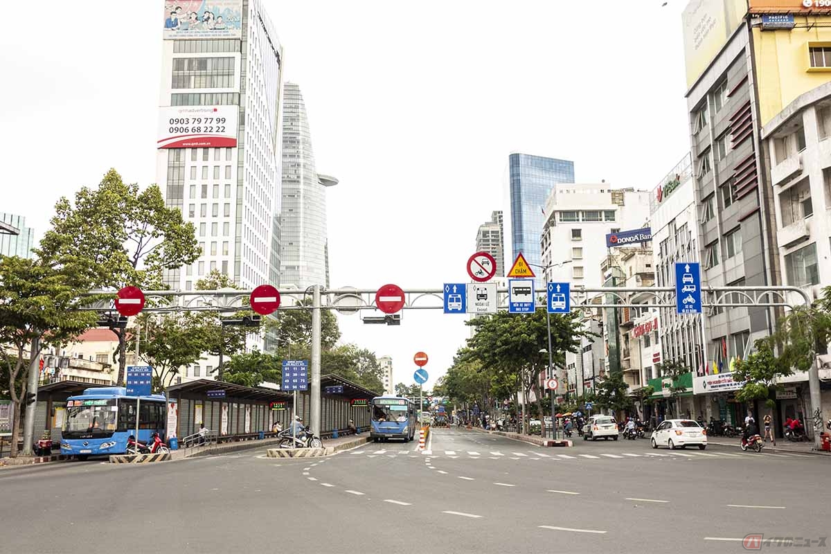 ベトナムは車両によって通行して良い車線が決まっている。