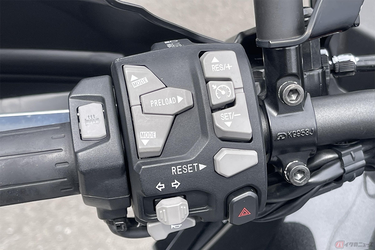 走行モードはハンドル左側のスイッチで切り替える