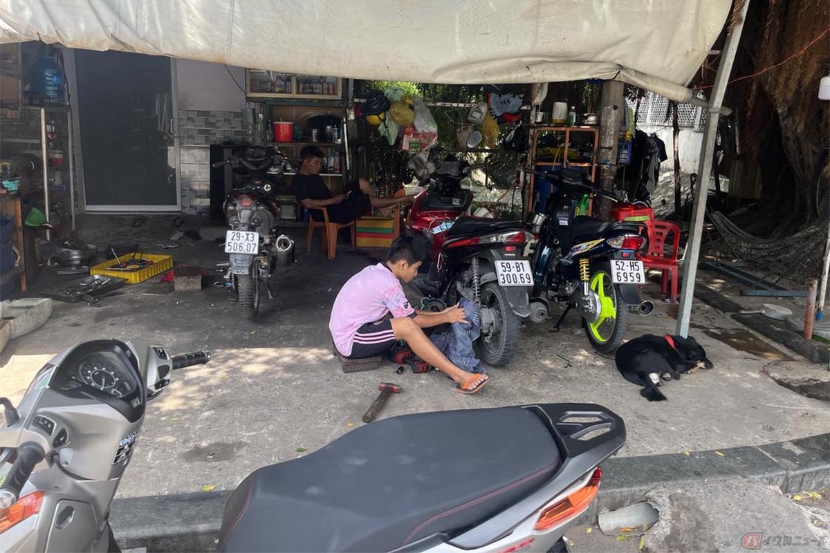 いわゆる町の小さなバイク屋さん。みんな逞しい