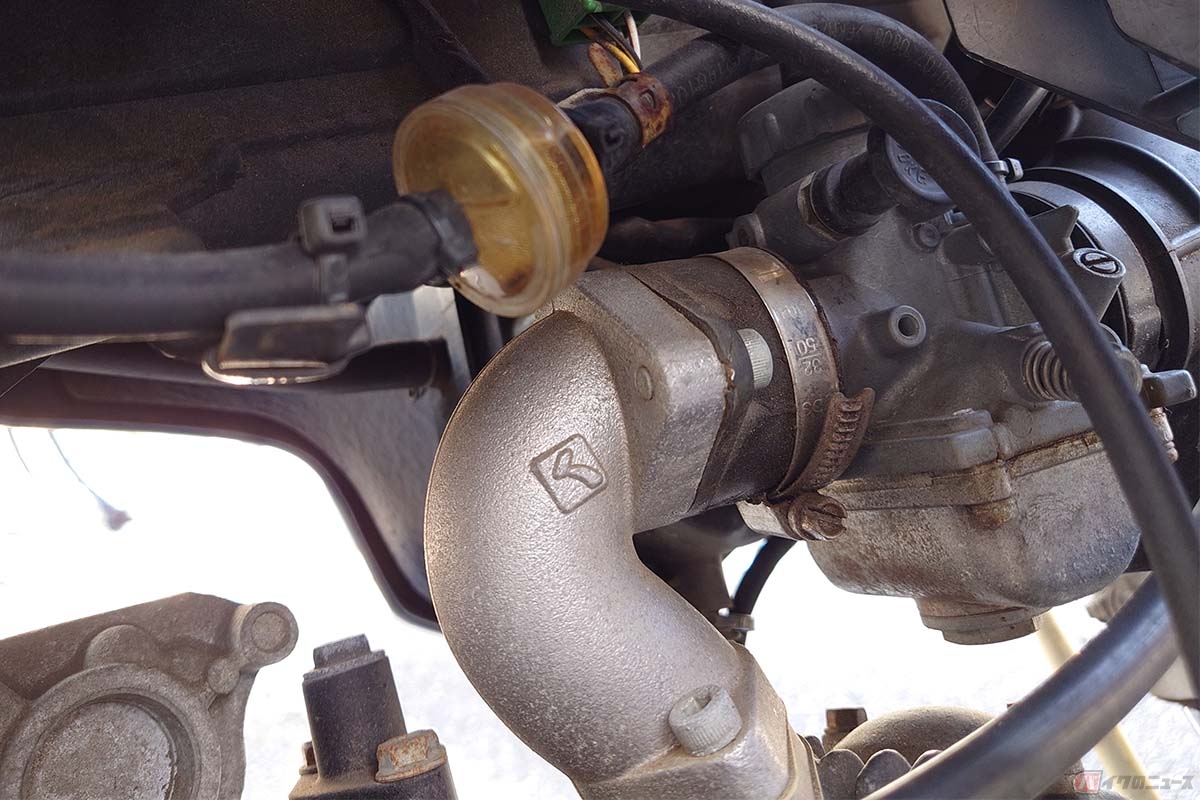 燃料系がシンプルなキャブレター車では燃料ホースを切って間に入れ込む外付けのフィルターを付けている人も多く、タンク内のサビ対策として威力を発揮する