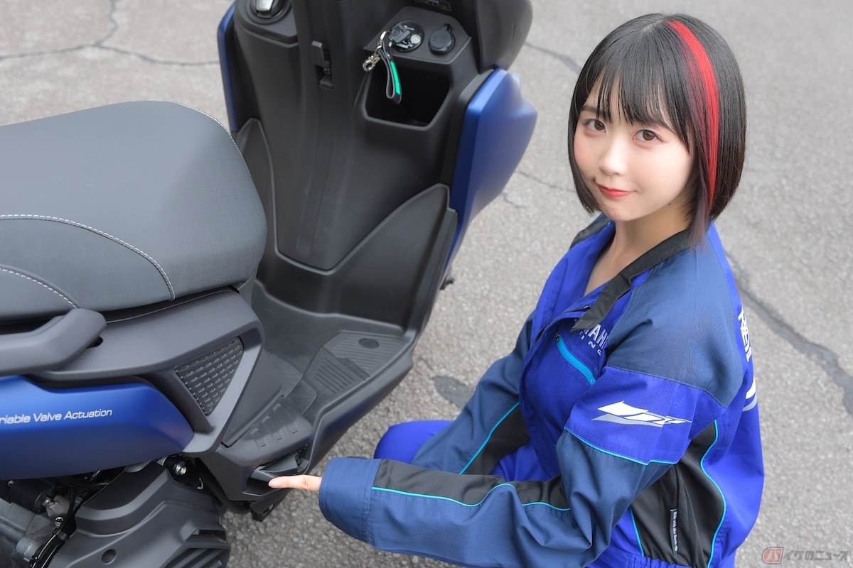 フロアボードはフラットでライディングポジションはコンパクトに収まる