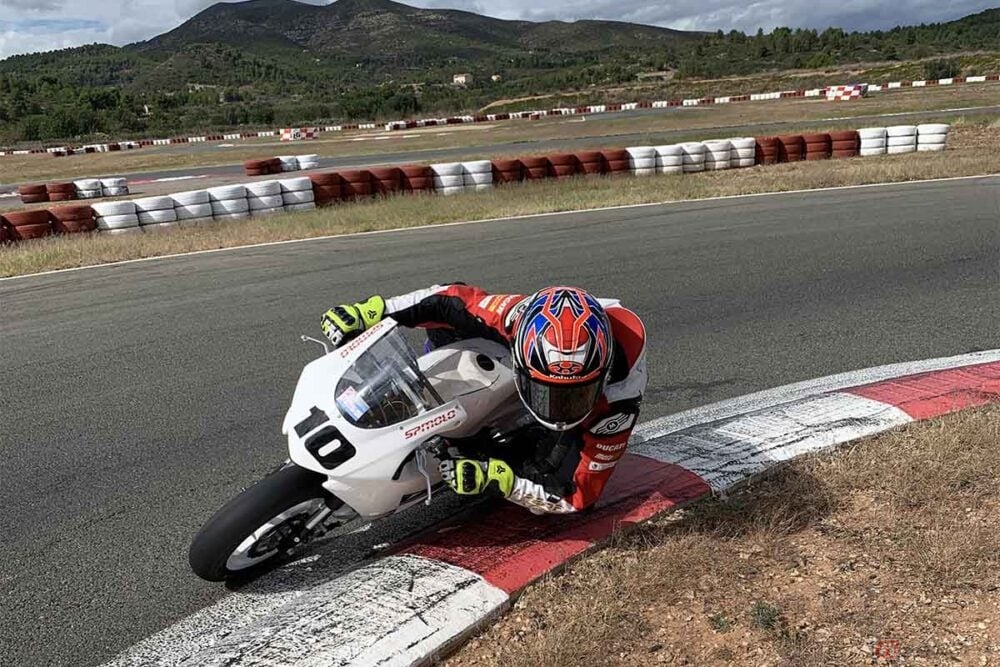 新たに購入したトレーニング用ミニバイクKayo「MR220」でスペインの「チバサーキット」を走るレーシングライダーの大久保光選手