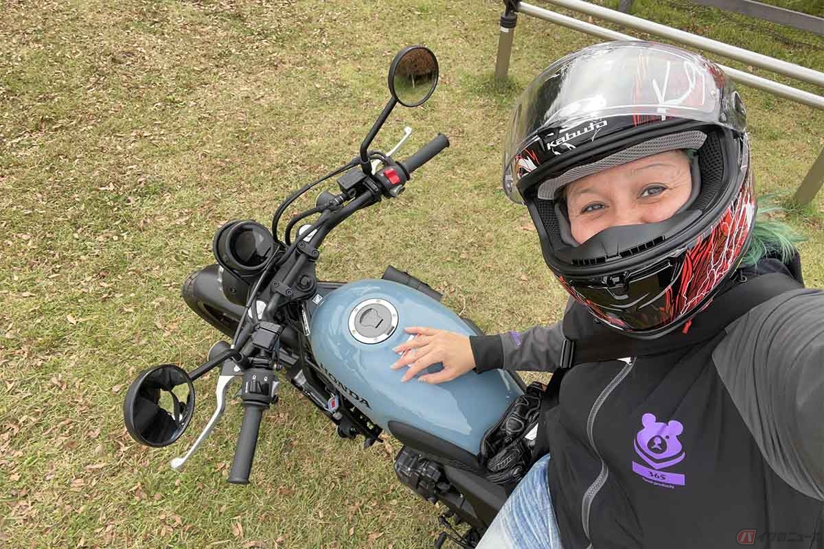 ホンダ「CL250」とクリステル・チアリさん