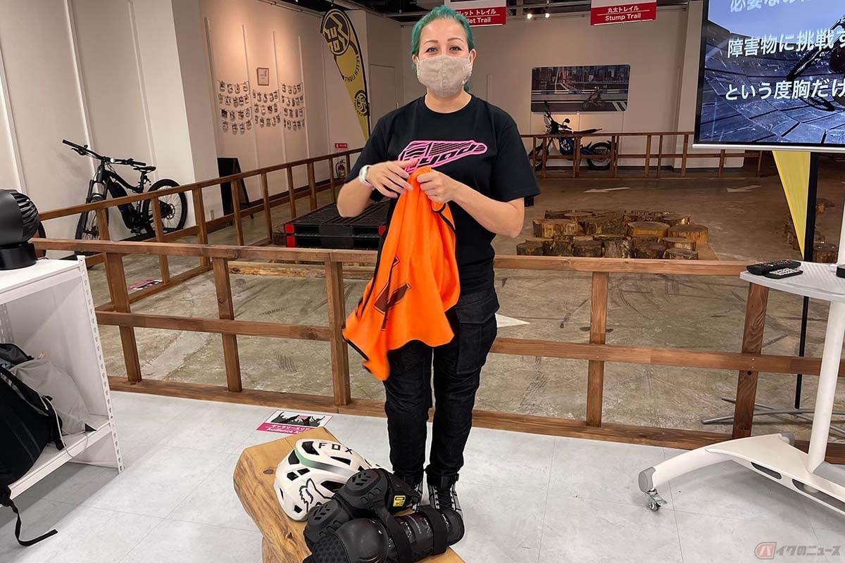 e-Trail Parkでトライアル体験をするクリスさん