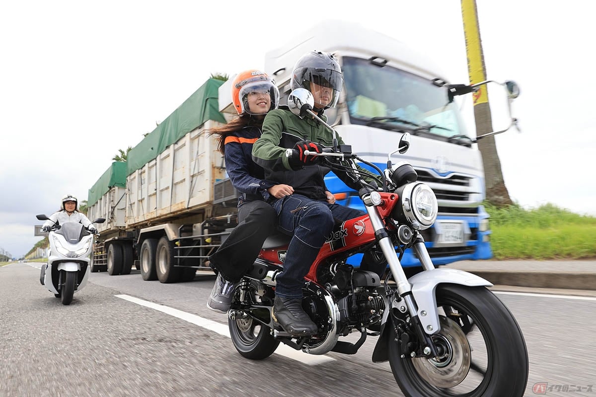 バイクの免許を取得してバイクライフを楽しむ様子