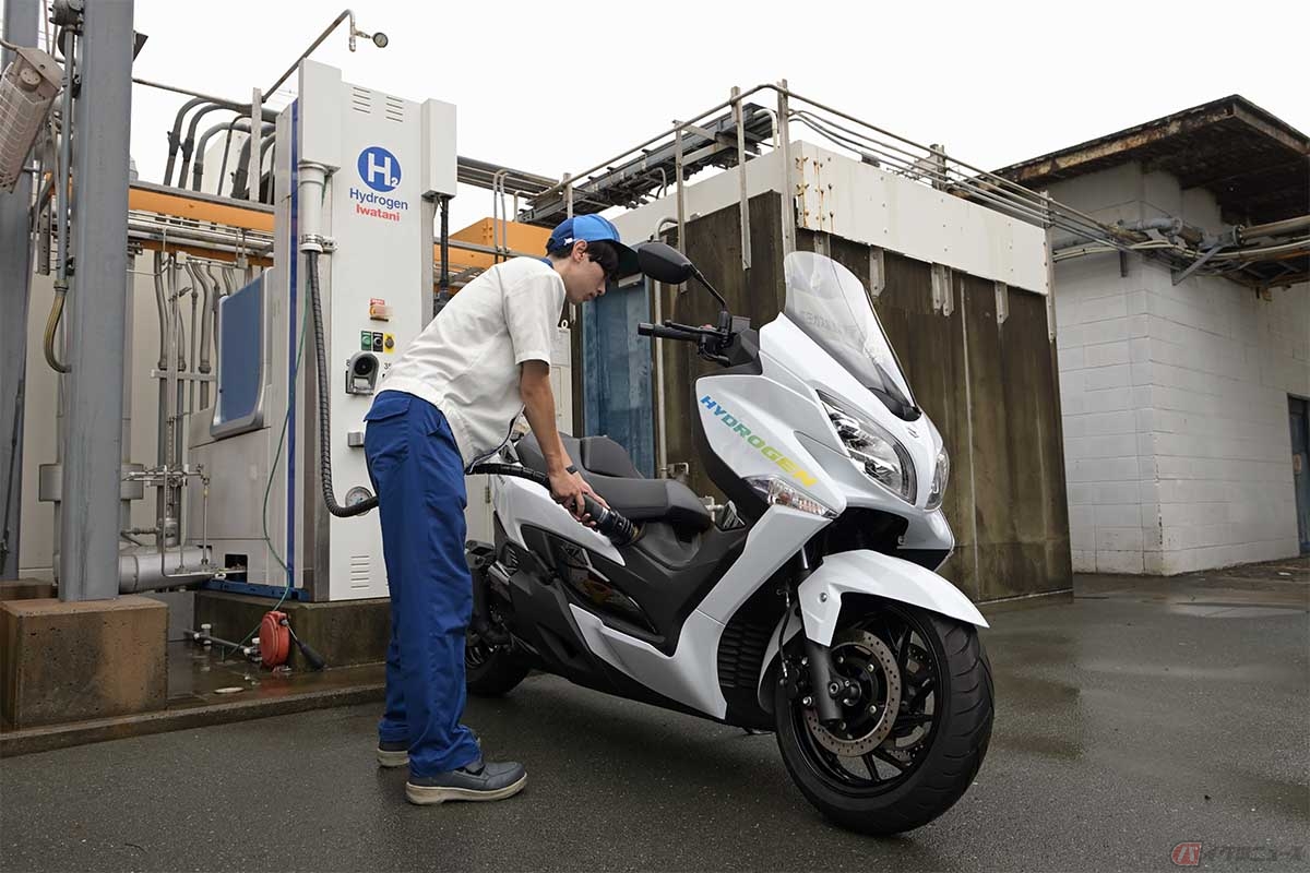 スズキがJAPAN MOBILITY SHOW2023で二輪技術として参考出品する「水素エンジンバーグマン試験車両」