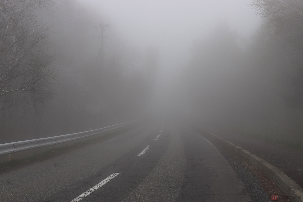 ツーリング中に濃霧に遭遇してしまったら、冷静になってバイクを操作する必要がある
