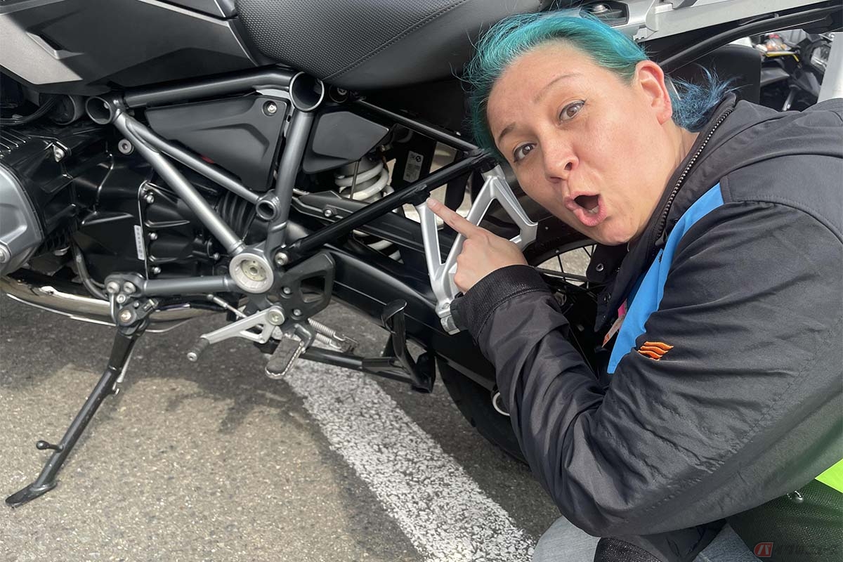 BMW「R1250GS」とクリステル・チアリさん