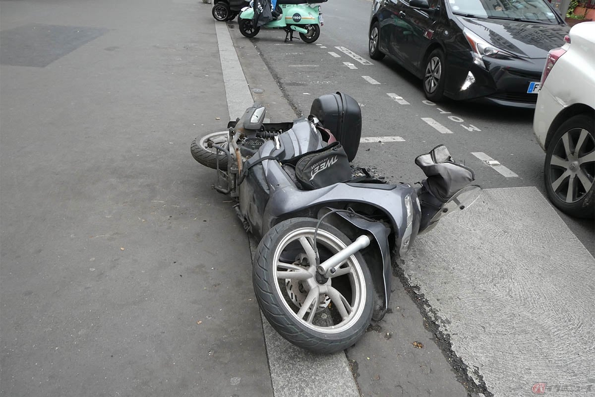 自賠責保険だけでは事故の損害を補填しきれない可能性が高く、バイクやクルマを運転する人は保険会社が販売する任意保険に加入することが一般的
