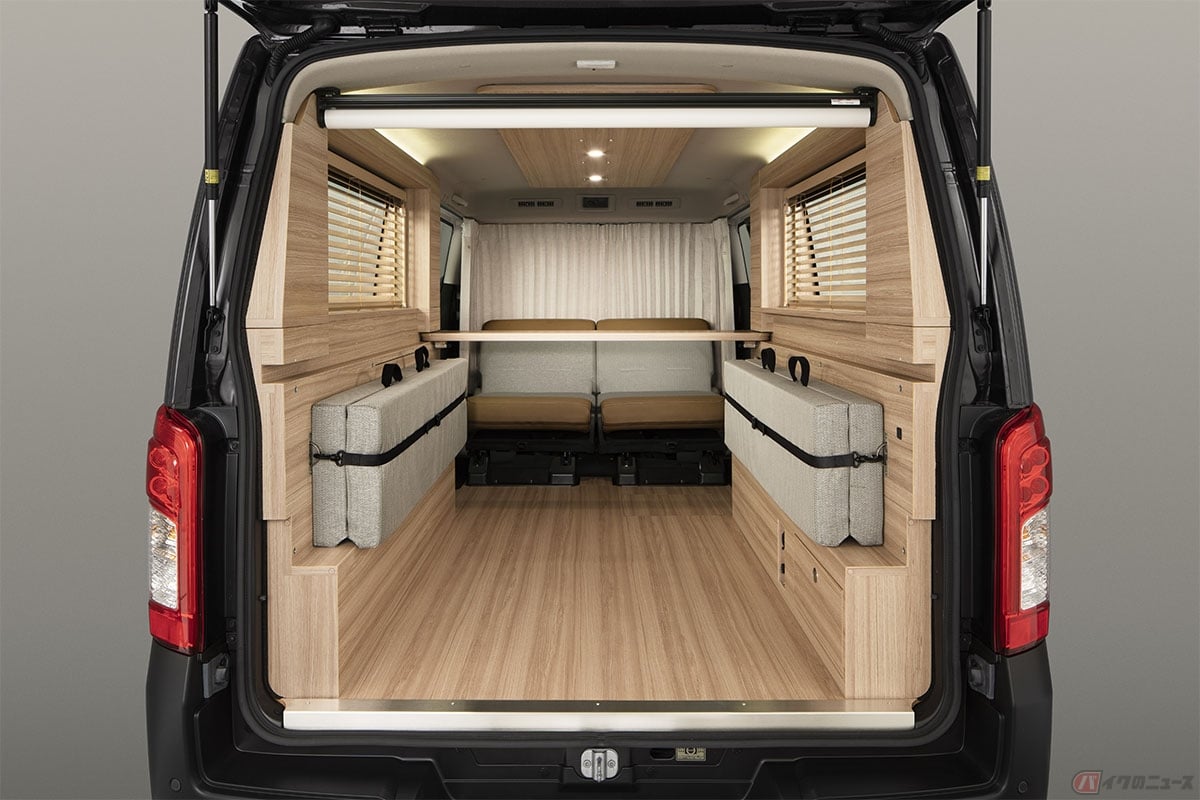 日産が公開した期間限定販売の特別仕様車「キャラバン MYROOM Launch edition」の内装