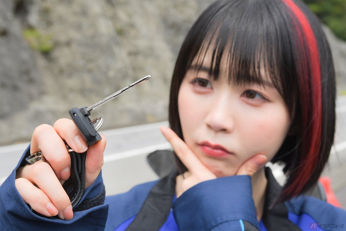 地震などで避難する際には、クルマやバイクの鍵をつけたまま避難することが推奨されている