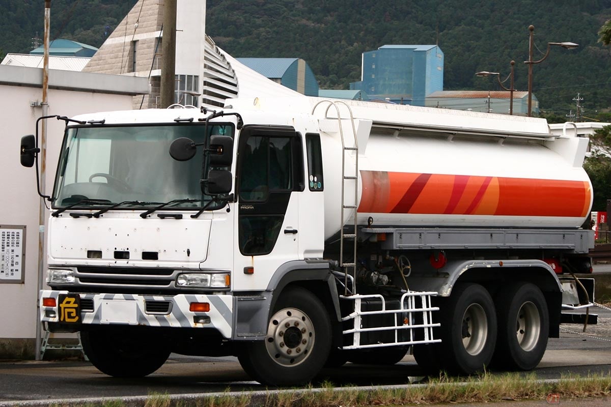 ガソリンはタンクローリーで運ばれてくる