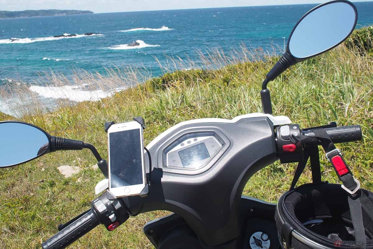 バイクの運転中にスマホが確認したい場合は安全な場所に停車する