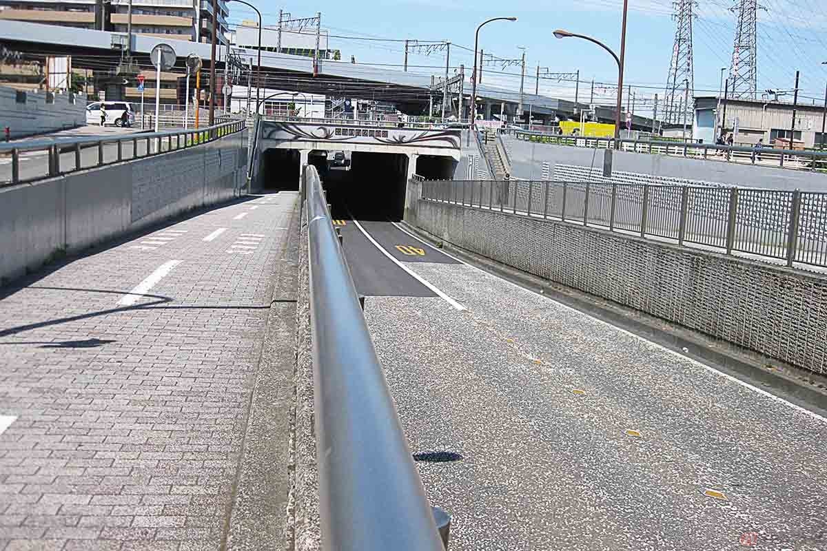 二輪車禁止区間の代表的な例としてあげられるアンダーパス