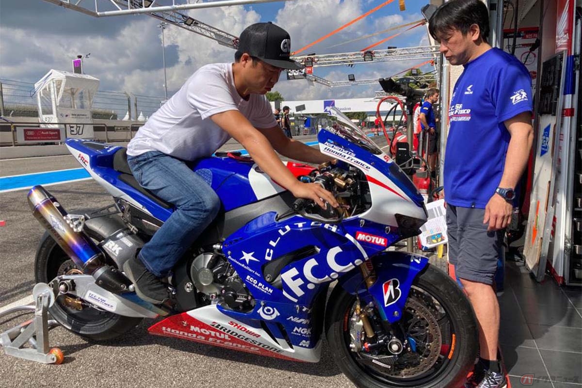FCC TSR Honda Franceのマシンに跨る大久保光選手