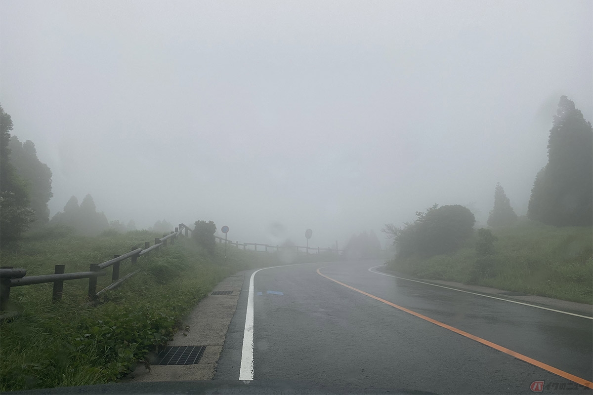 バイクで濃霧に遭遇した際はロービームを使用する