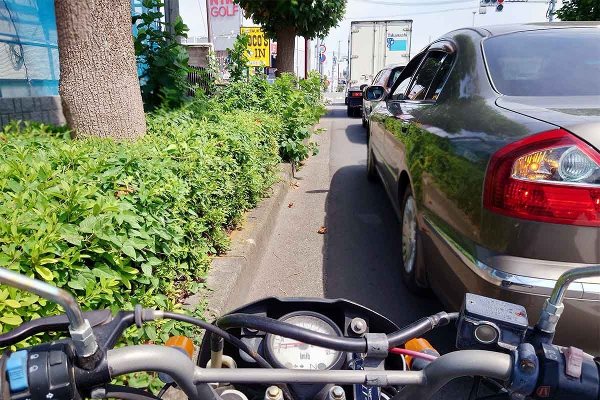 すり抜けをせず、交差点に進入する際には右折車の動きに注意することで右直事故のリスクを低減させることが可能