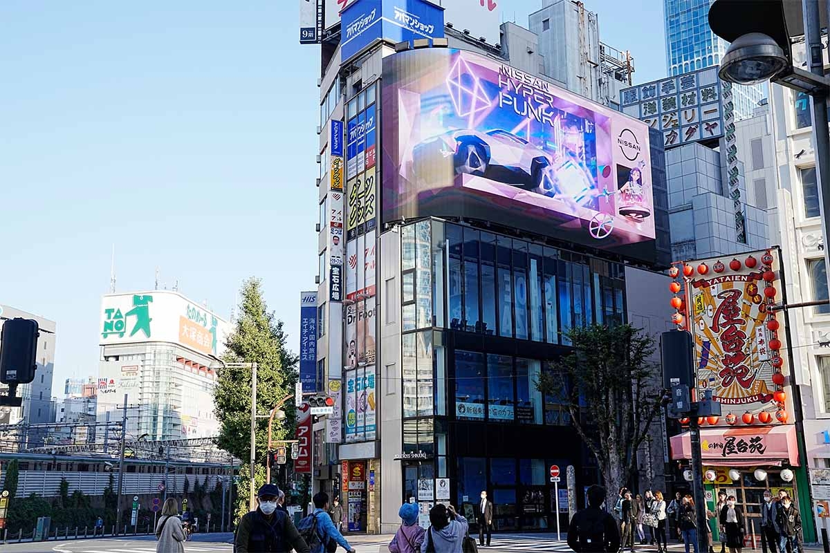 10月19日より「クロス新宿ビジョン」にて、3D調で未来感あふれるダイナミックなEVコンセプトカー4台の映像が10月25日までの期間限定で放映される。