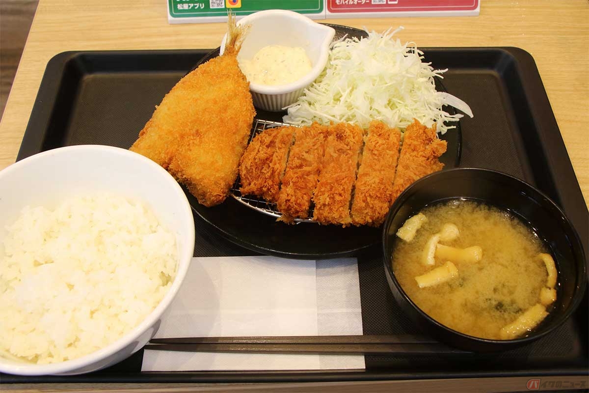 「松のや」の「ロースかつ&アジフライ(1枚)定食」(840円)はどっちも食べたい人向け。欲張りな筆者は「アジフライ(2枚)定食」(740円)から路線変更