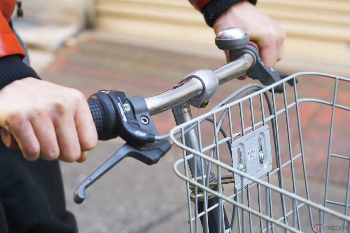 自転車のブレーキレバーは右で前輪、左で後輪を操作する