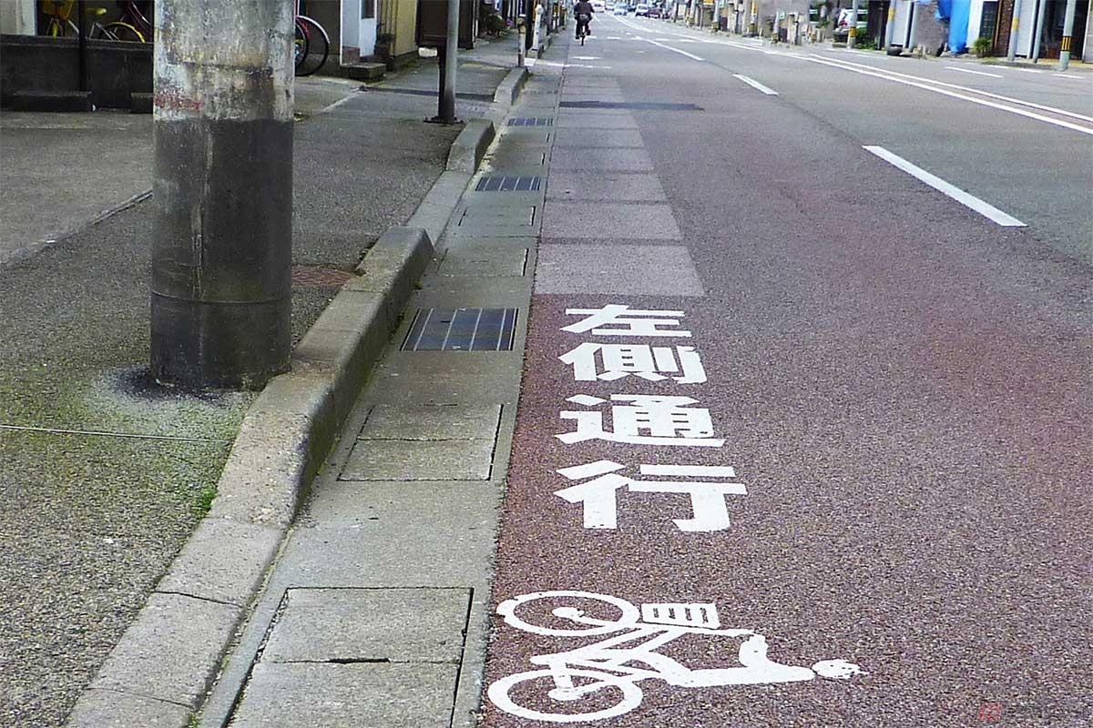 左側通行の日本では、自転車は車道の左側を走行する