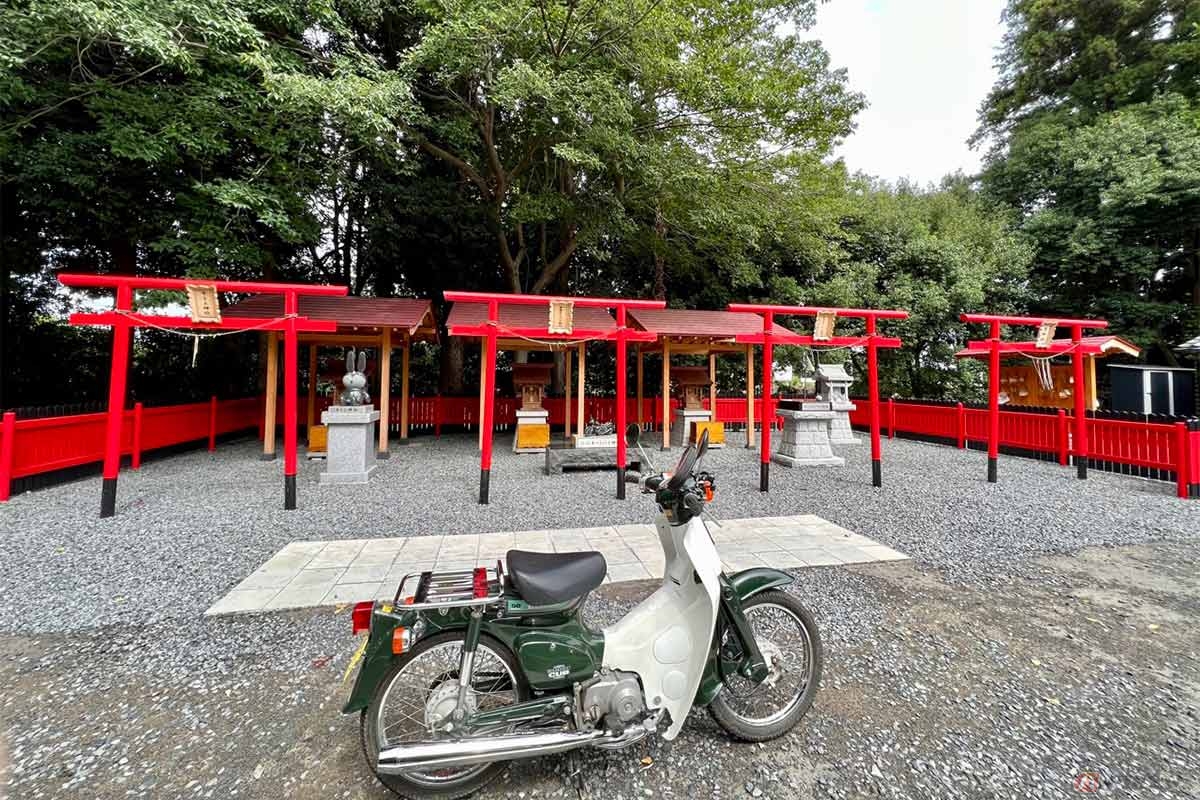 鳥居が横に並ぶ境内にはバイクでの乗り入れが可能。左から2番目が「オートバイ神社」