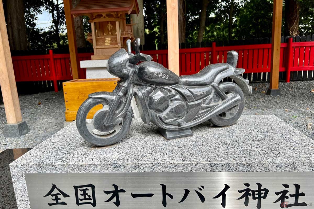 オートバイ神社の前には「架空のバイク」を模った石のモニュメントが置かれていた