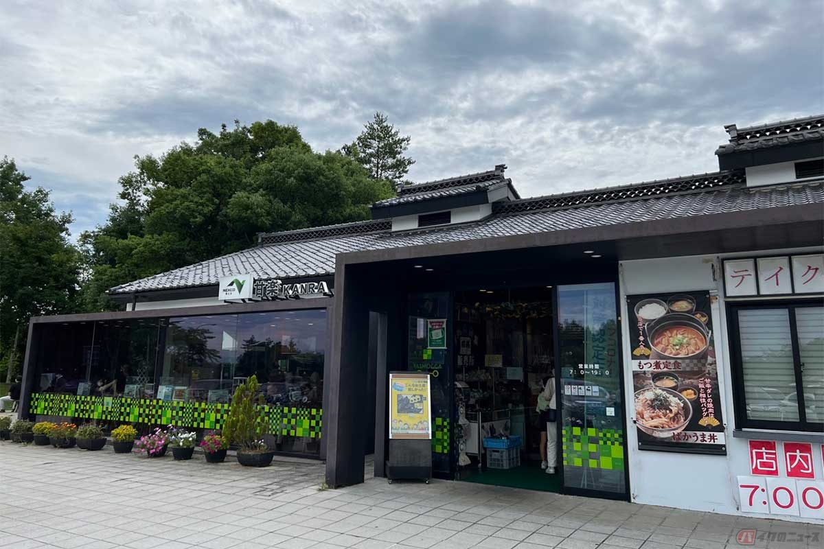 群馬県甘楽町の小幡は城下町としても栄えていた。施設の外観は当時のイメージを反映している模様。スマートIC建設工事の関係で2輪専用の駐車スペースは無いとのこと（2022年8月時点）