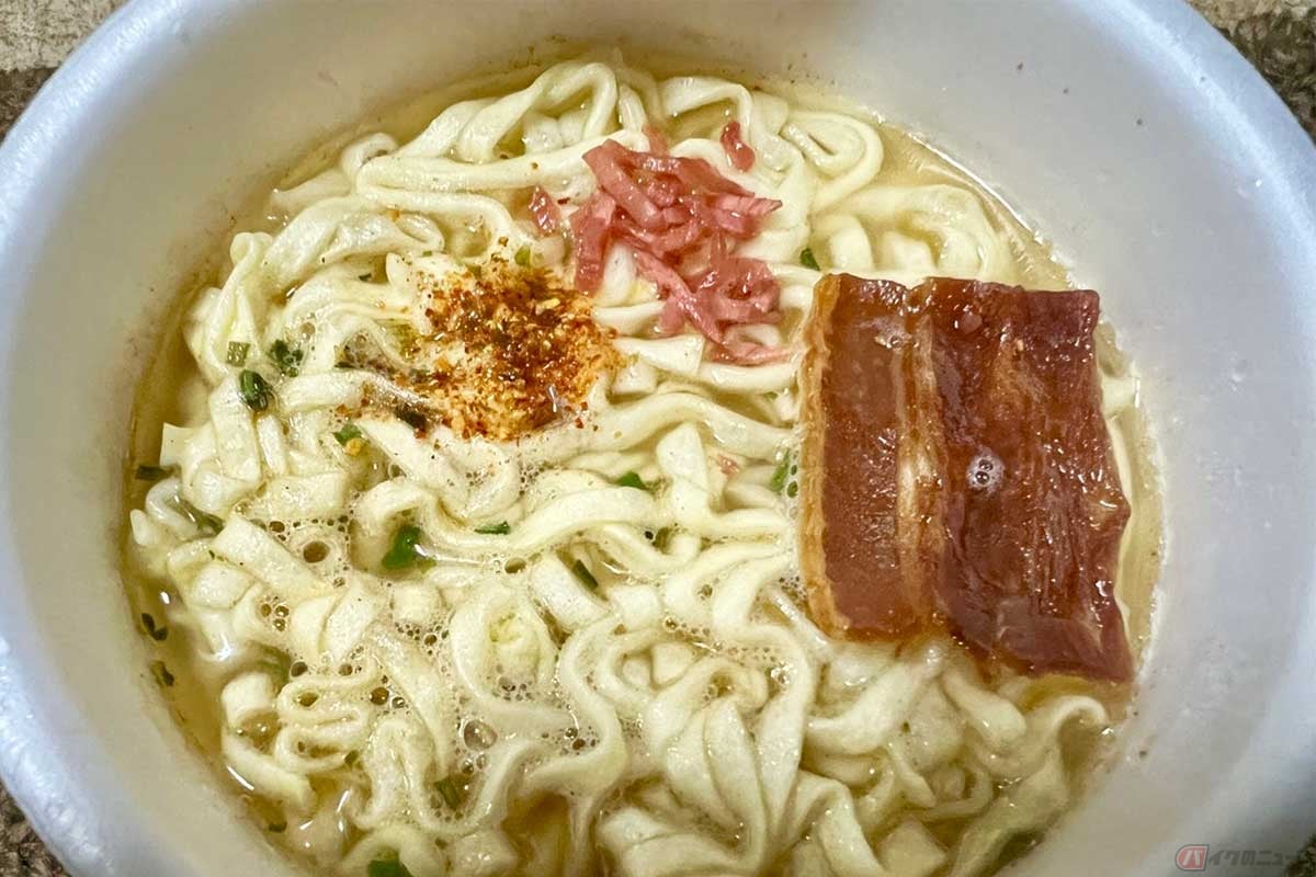 豚肉(チャーシュー)と紅しょうが、特製七味が彩を演出している出来上がりの図