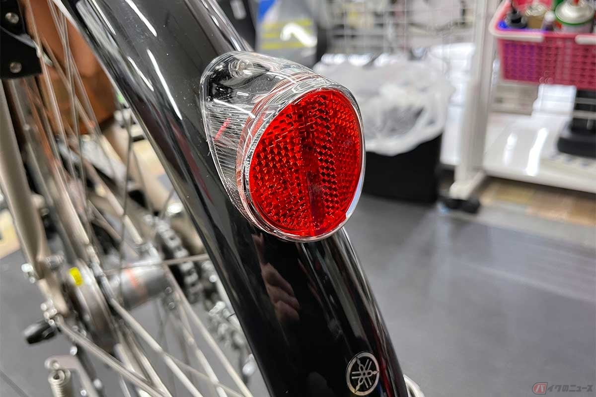 自転車の後方に向けて装備されたリアリフレクター