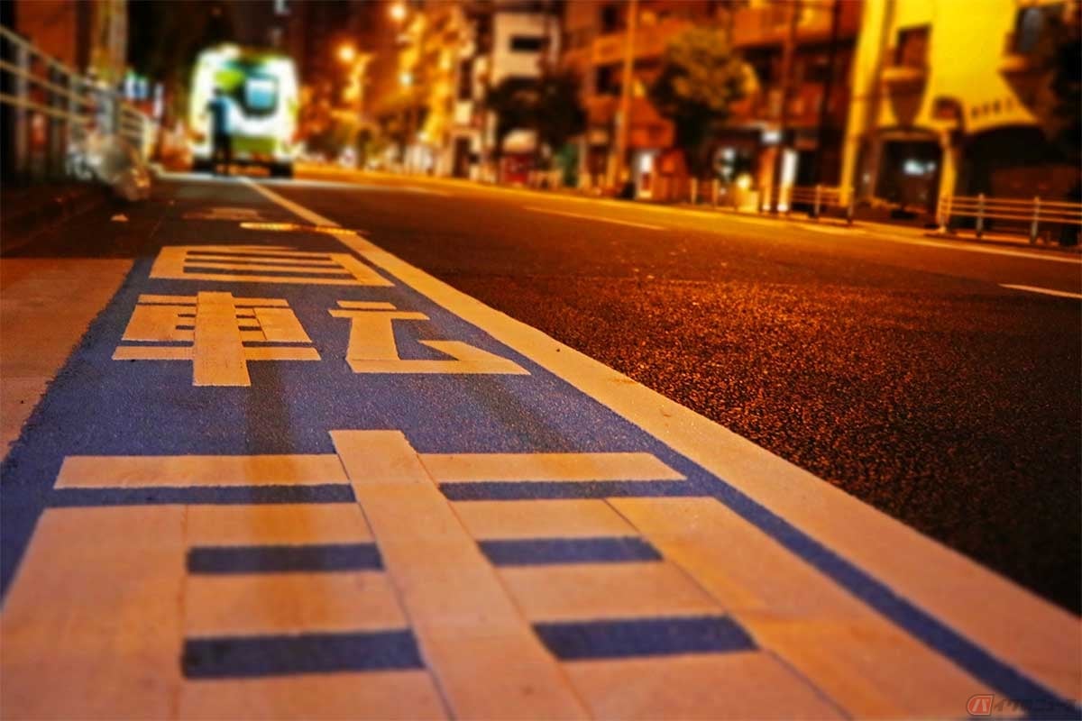 暗い道路を走行する際、自分の身を護るため、被視認性の確保のためにも、リアリフレクターの装備は必須