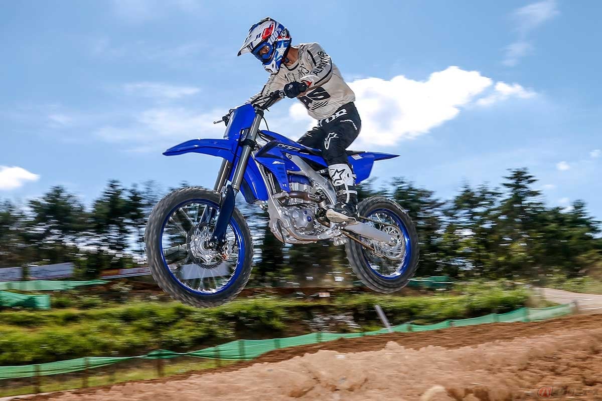 ヤマハ新型「YZ450F」(2023年型)に試乗する筆者(青木タカオ)