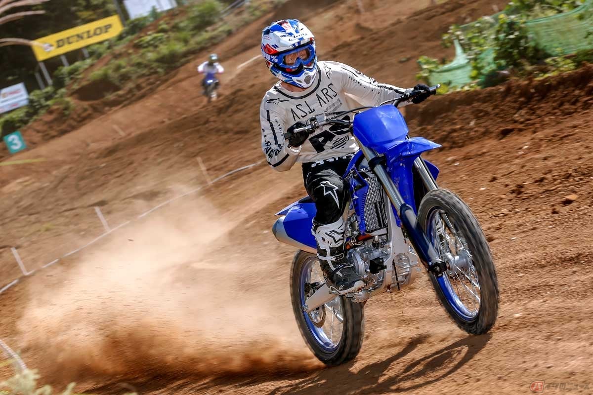 吸気構造の大幅な見直しでシュラウドのスリム化を実現し、前乗りしやすく跨った瞬間にマシンとの一体感が得られる