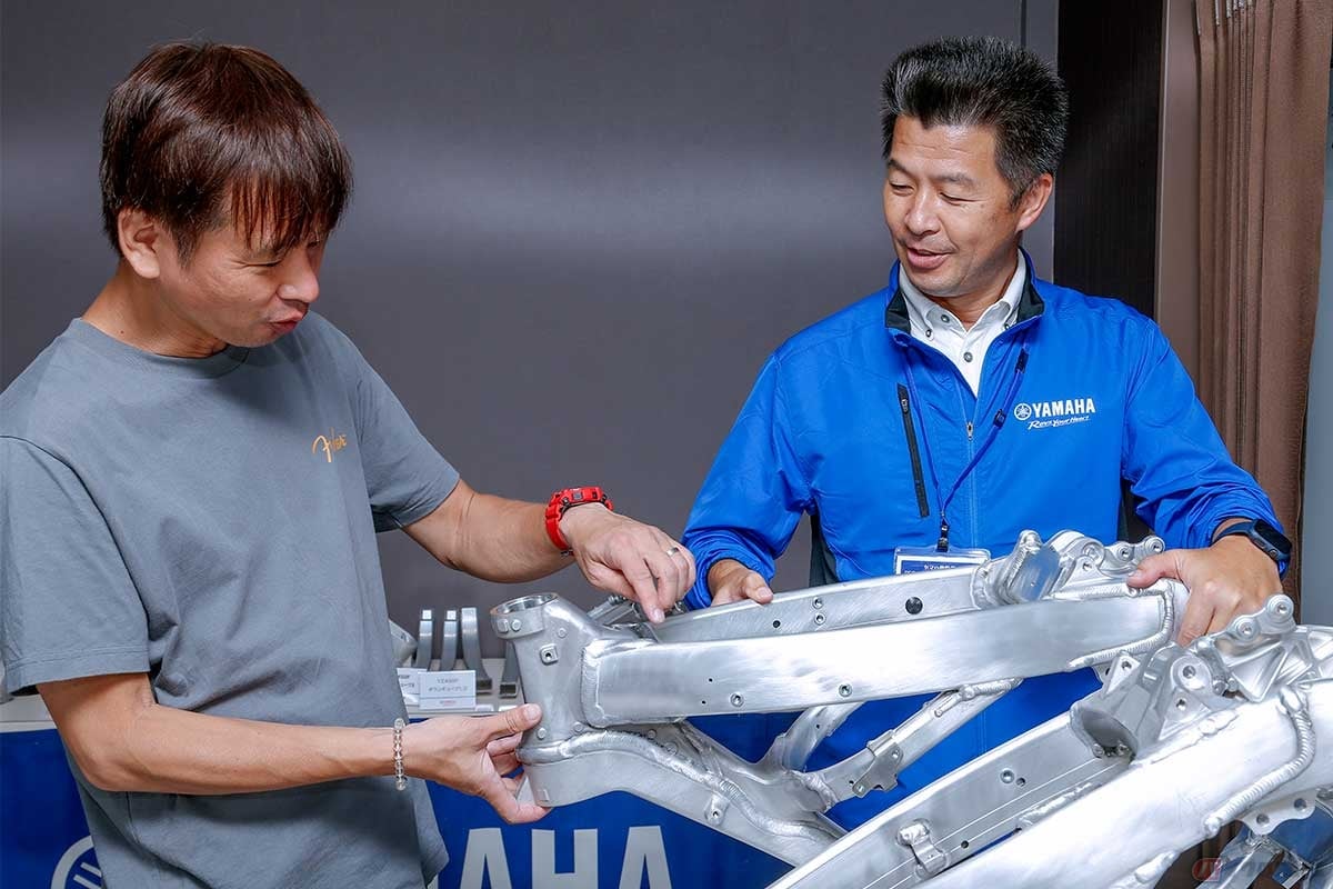 こだわりが過ぎるヤマハの開発陣。YZ450Fプロジェクトリーダーの石埜(いしの)さん(右)から説明を受ける青木タカオ(左)