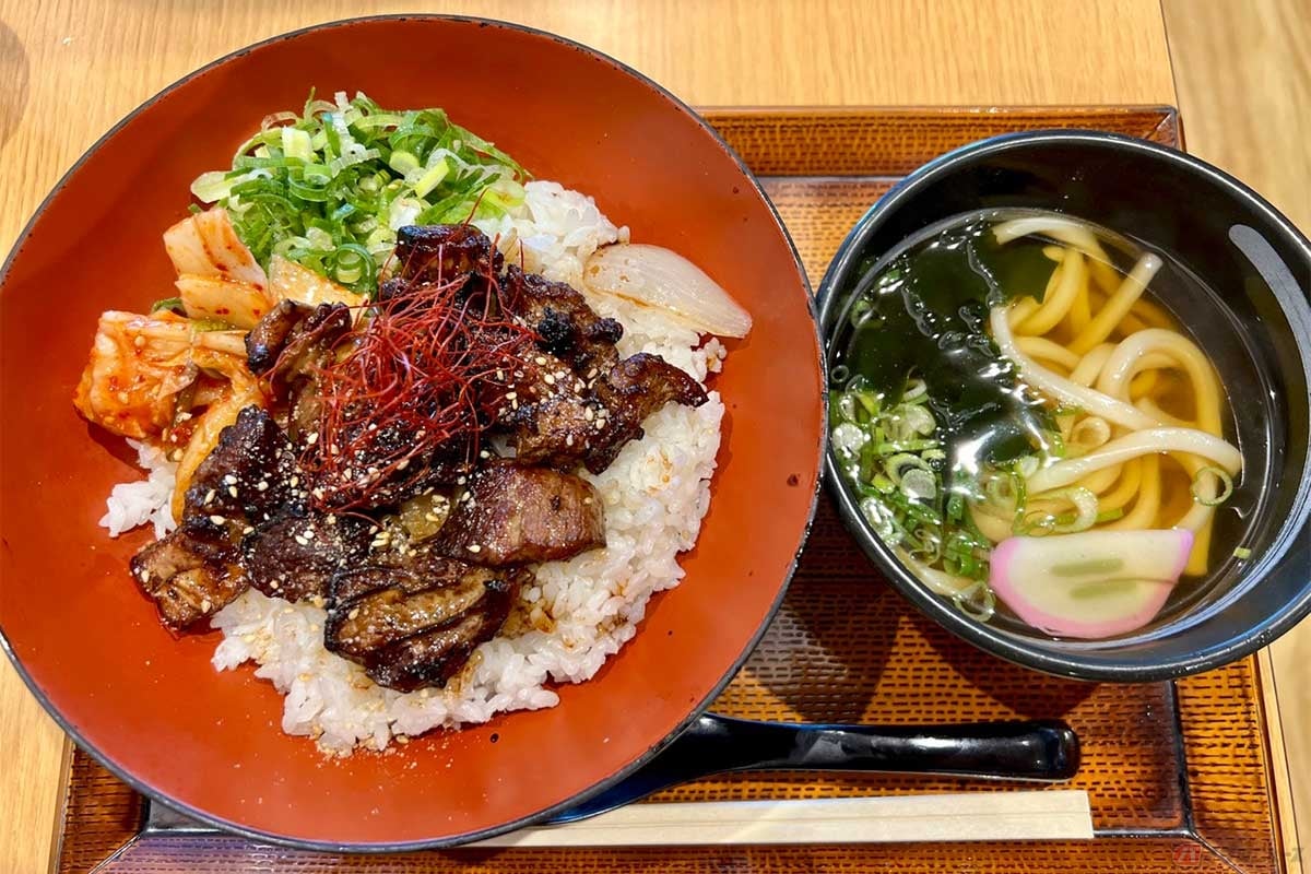新名神「鈴鹿PA」でオーダーした彩りも美しい「ぼつ焼丼とミニうどん」(870円)。味も満足できる内容だった
