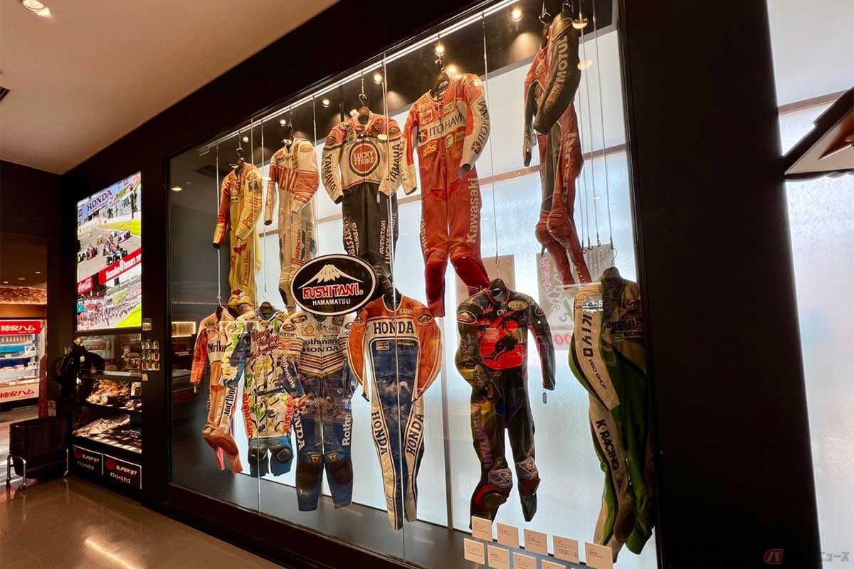 クシタニによる歴代レジェンドライダーたちのレーシングスーツ展示も必見。ワイン・ガードナー、アレックス・バロスなどレジェンドの名前も
