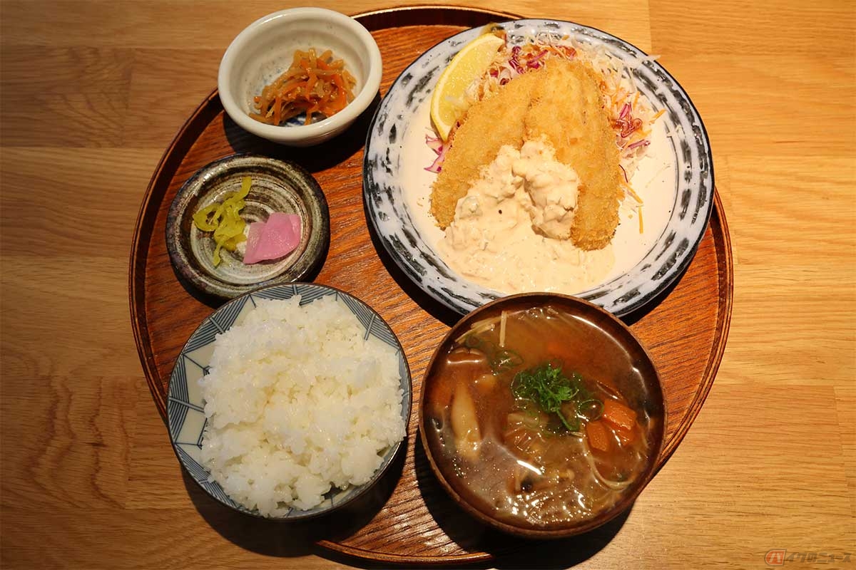 「食堂くるり」の「名物アジフライ定食」(1100円)。ご飯のサイズは「大・中・小」から選べる