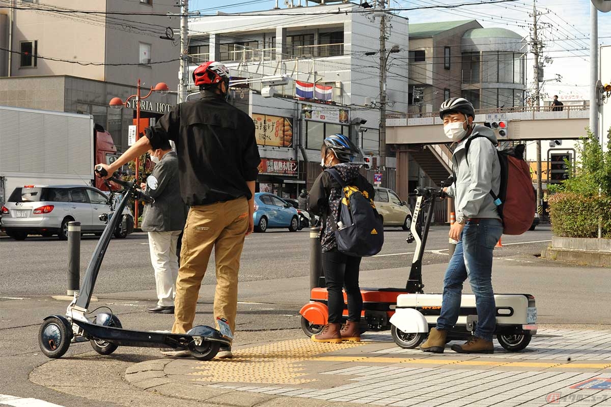 幹線道路は降車して横断。あえて走行を避け、渋滞をスルー