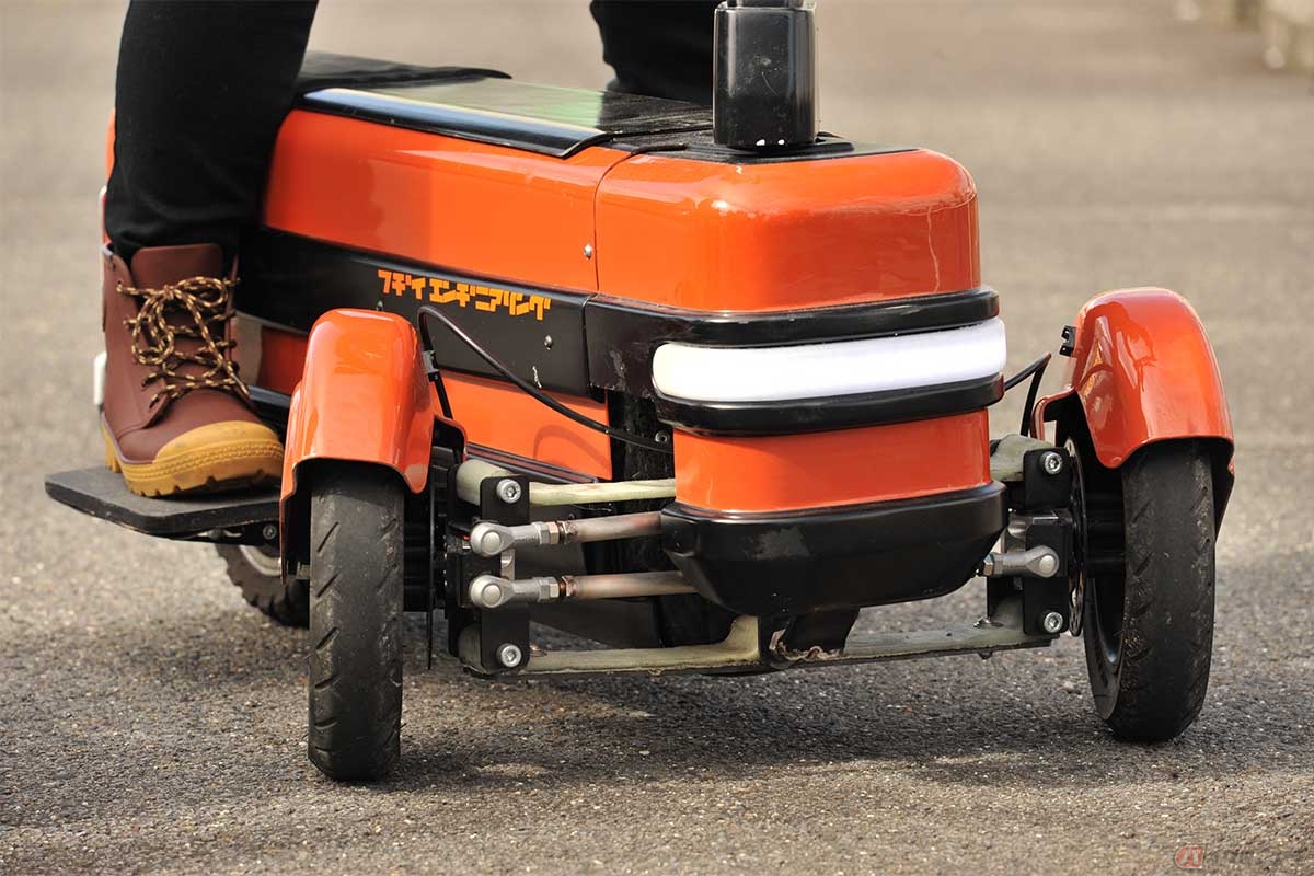 安定性を重視し、あえてトレッド幅50cmに。法規上はヘルメットも不要