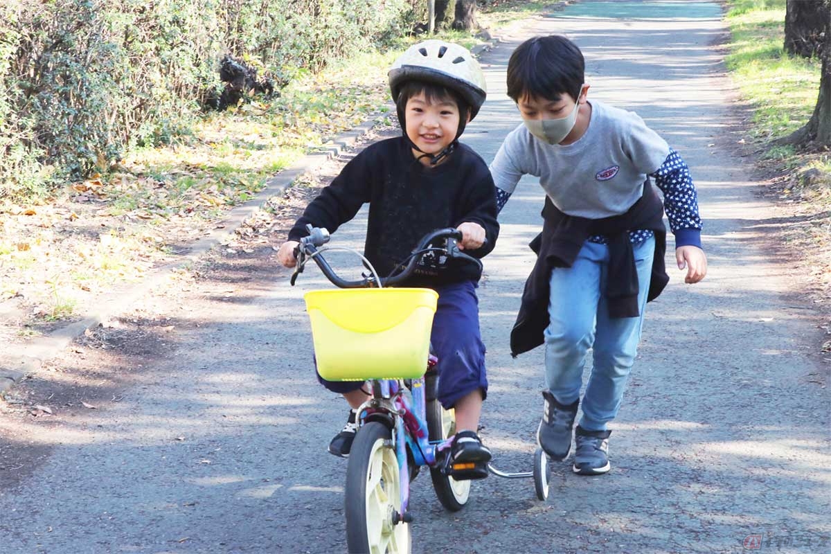 自転車に乗ることは、運動神経の強化と、恐怖心の克服によって自信にもつながる