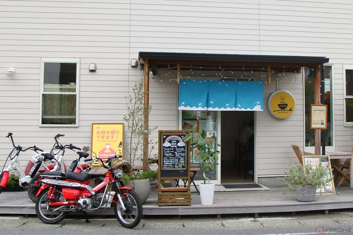 材木座のサーフショップなどが並ぶ一角にある「kitchen on the rice zaimokuza」は、カフェ風の外観がオシャレな食堂だった