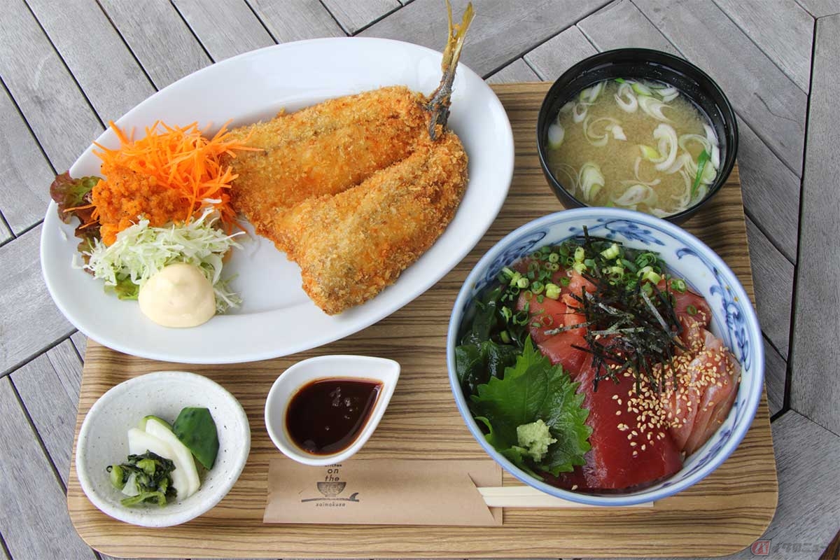 筆者(増井貴光)がオーダーした「アジフライ(1枚・サラダ付)」(770円)と「まぐろ丼(みそ汁・漬物付)」(1580円)。アジフライの大きさにビックリ
